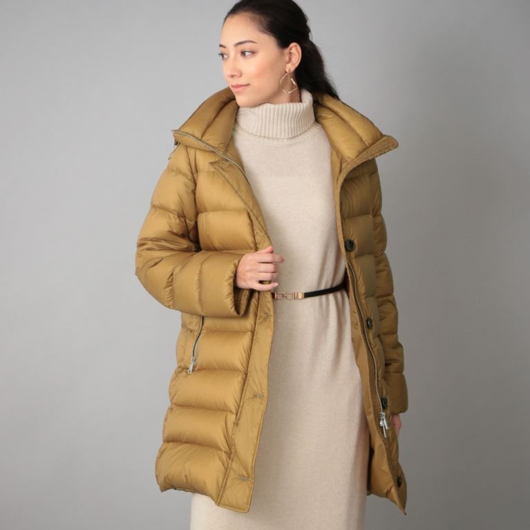 【SANYOCOAT WOMEN】 ＜京鴨ダウン＞フーデッドダウンコート マスタード