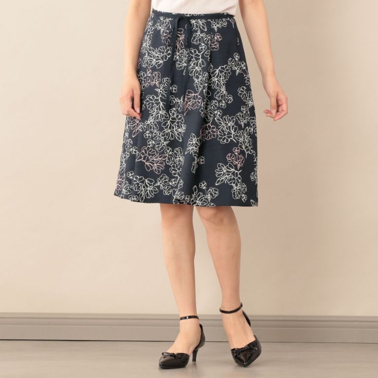【TO BE CHIC】 【Sサイズ～】【ウォッシャブル】ラインフラワープリントスカート ネイビー
